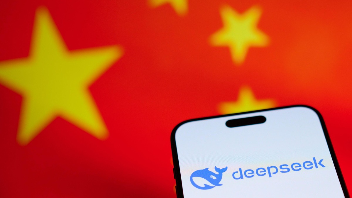 Logotipo de DeepSeek con la bandera de China de fondo.